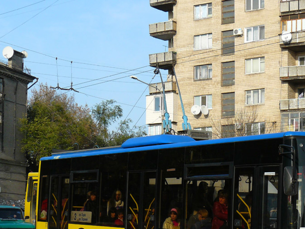 В Запорожье школьник устроил опасные «покатушки» на троллейбусе (ВИДЕО)