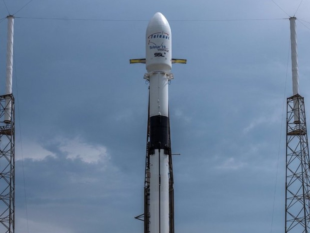 SpaceX запустила Falcon 9 с канадским спутником (ФОТО, ВИДЕО)