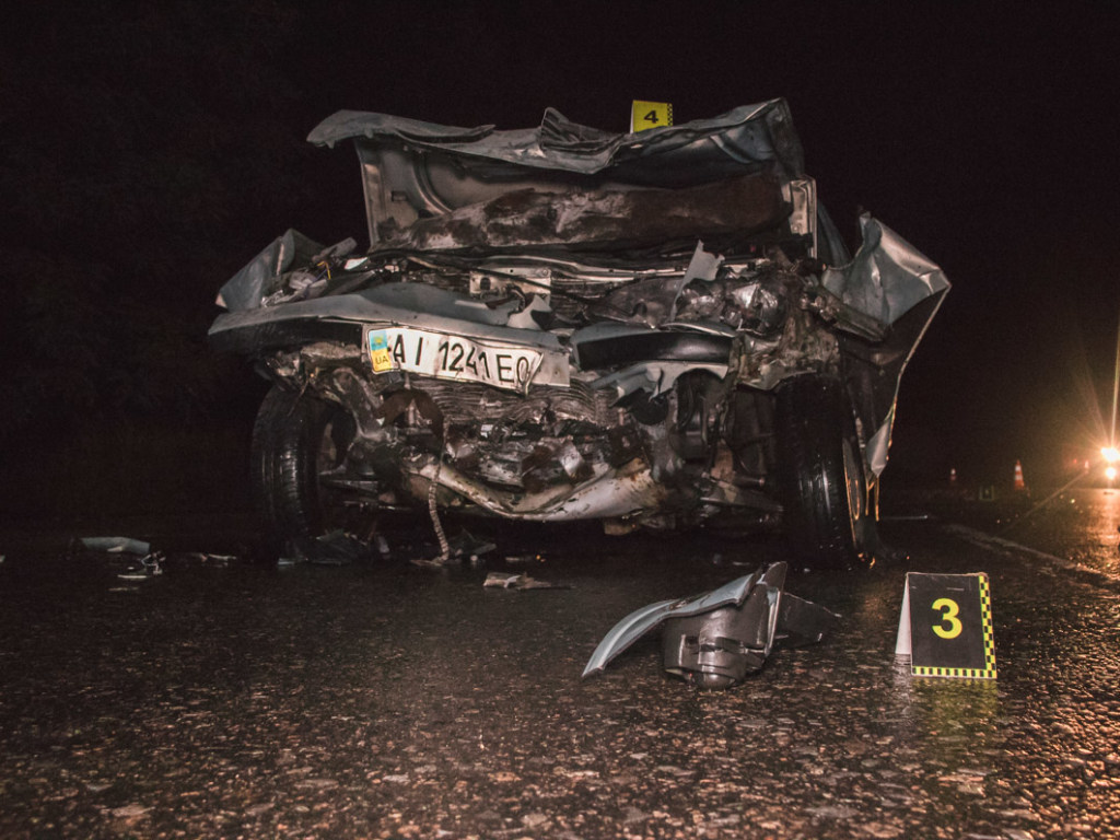 На Гостомельском шоссе в Киеве Suzuki врезался в Renault: водитель вылетел через заднее стекло (ФОТО, ВИДЕО)