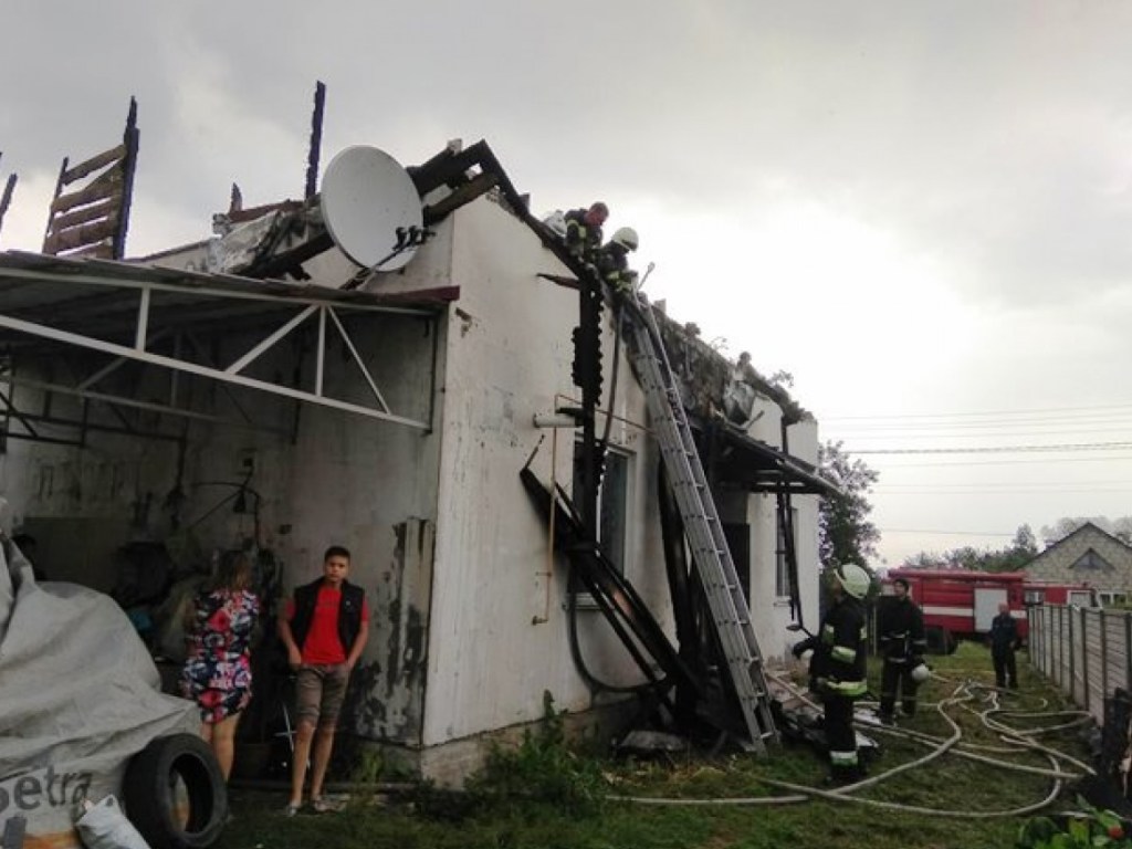 В Житомирской области от молнии загорелся частный дом (ФОТО)