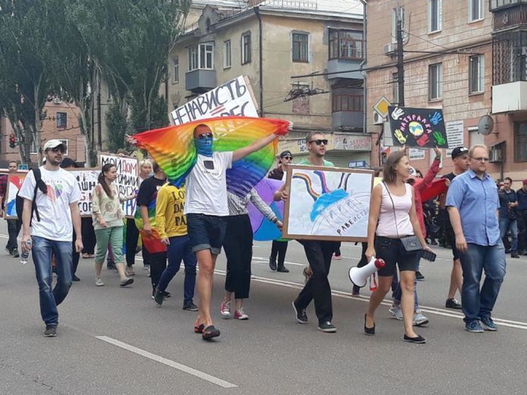 Охраняли 1000 полицейских: впервые в Кривом Роге состоялся ЛГБТ-марш (ФОТО)