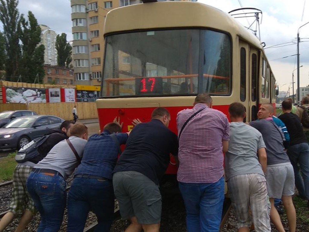 Комфорт и сервис за 8 гривен: в Киеве пассажирам пришлось толкать трамвай (ФОТО)