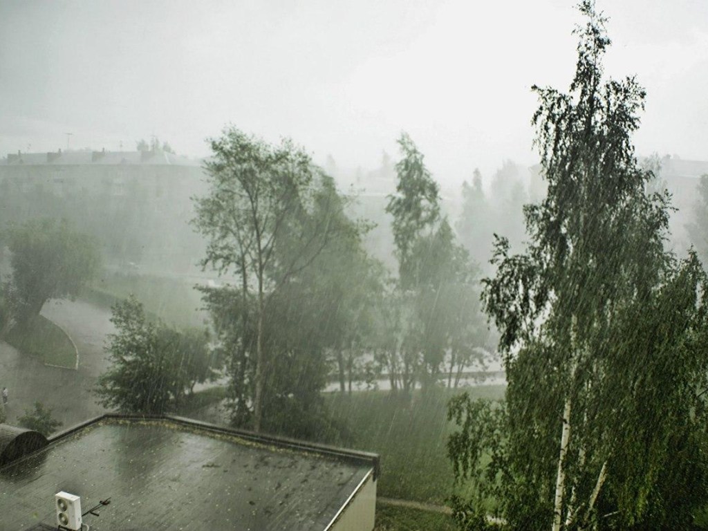 Гроза, град и шквалистый ветер: в ГСЧС рассказали о погоде столице и регионах