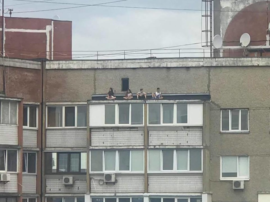 Забавы детей на крыше многоэтажки переполошили жителей столичной Троещины (ФОТО)