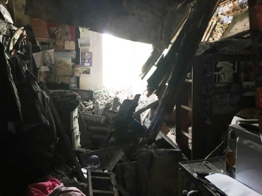 В здании общежития в Житомире рухнул потолок, хозяйка чудом спаслась (ФОТО)