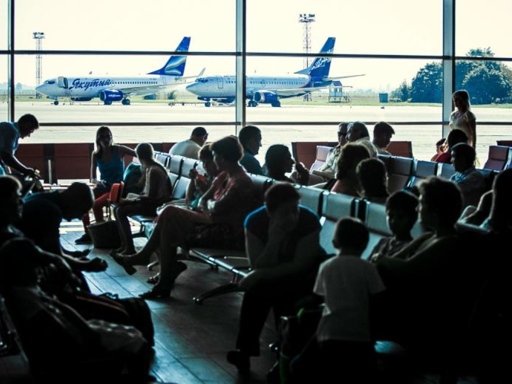 Очередная отмена рейса: Украинские туристы снова застряли в аэропорту