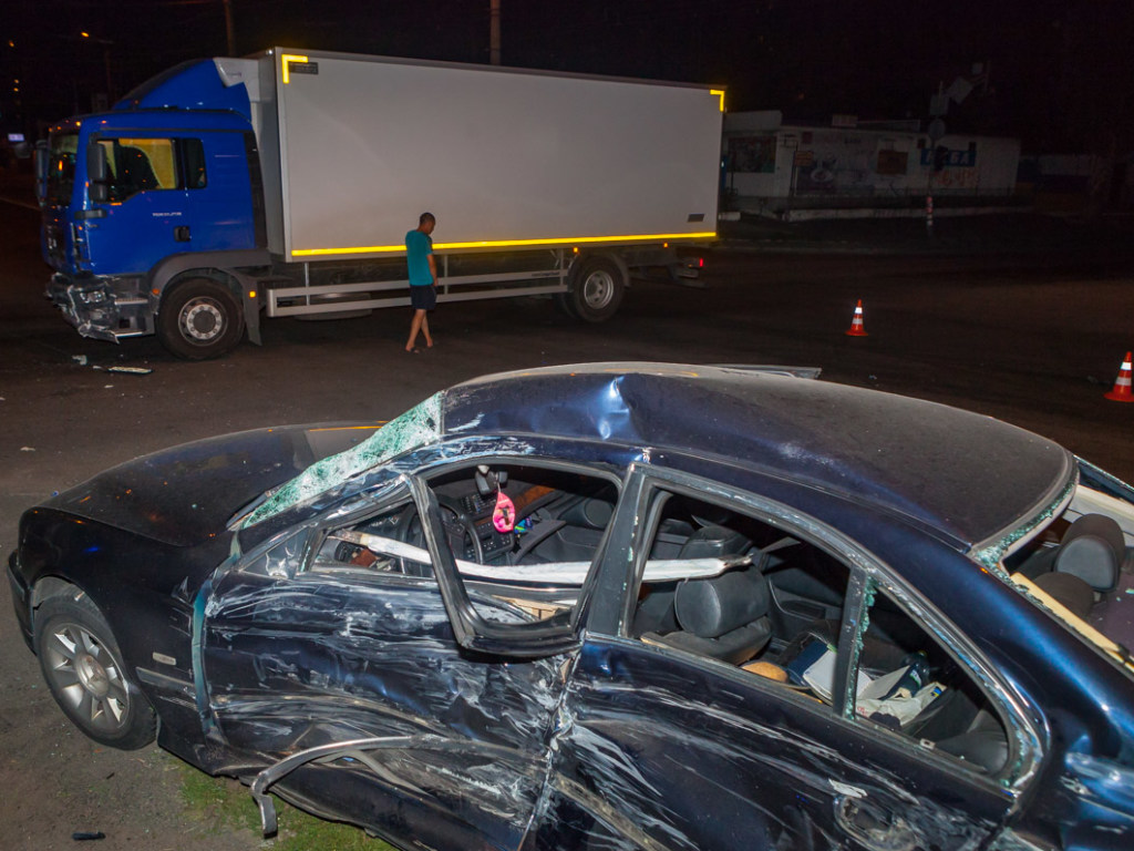 В Днепре грузовик «АТБ» протаранил BMW: водитель легковушки скончался в больнице (ФОТО, ВИДЕО)