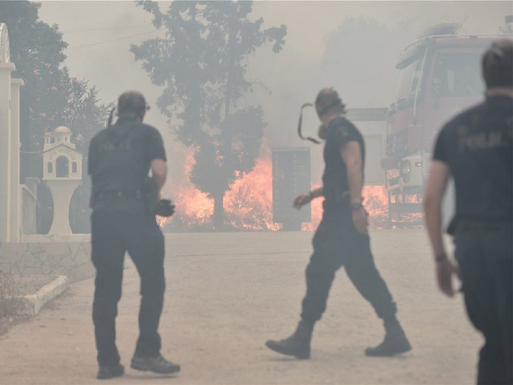 Недалеко от столицы Греции полыхают лесные пожары (ФОТО, ВИДЕО)