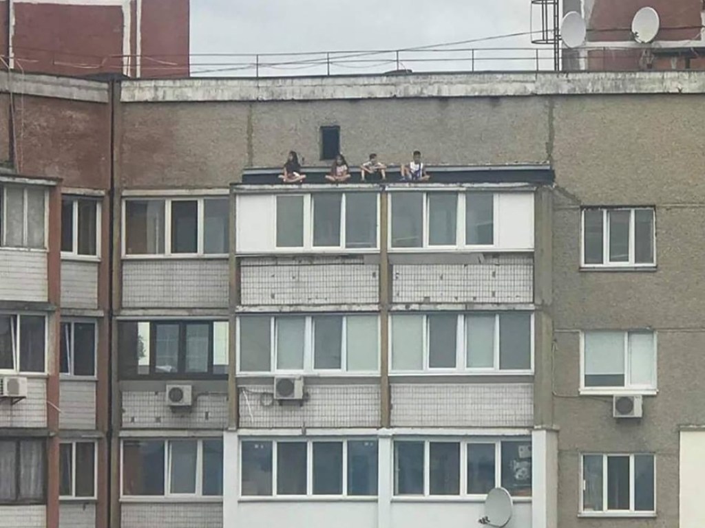 Экстремальный отдых: на Троещине подростки любовались видом на крыше балкона многоэтажки (ФОТО)