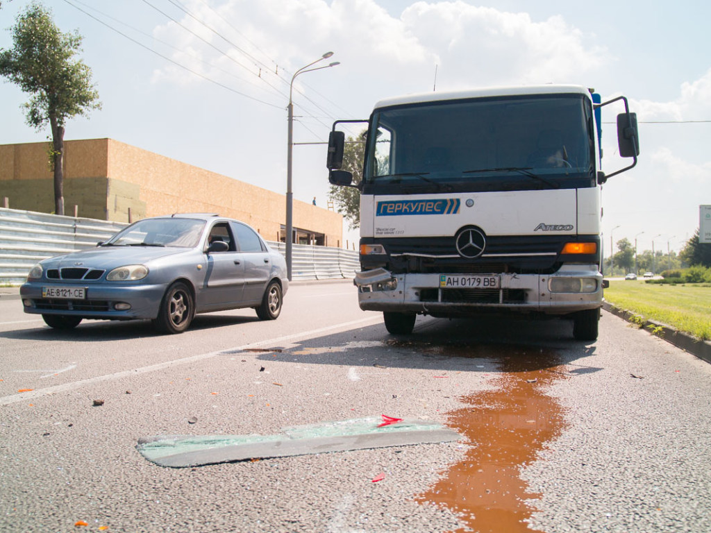 В Днепре грузовик с мороженым протаранил элитный внедорожник (ФОТО)