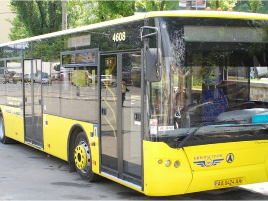 В Киеве из-за сильного ливня затопило автобус с пассажирами (ВИДЕО)
