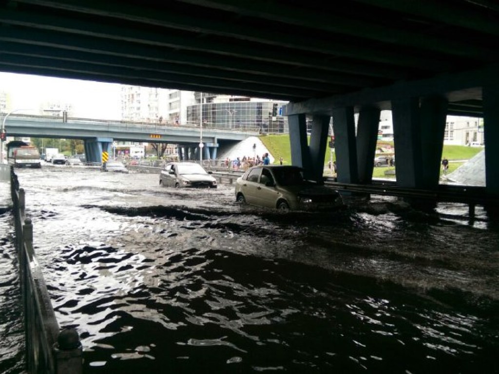 В Киеве на «Левобережной» машины плавают в воде (ФОТО, ВИДЕО)