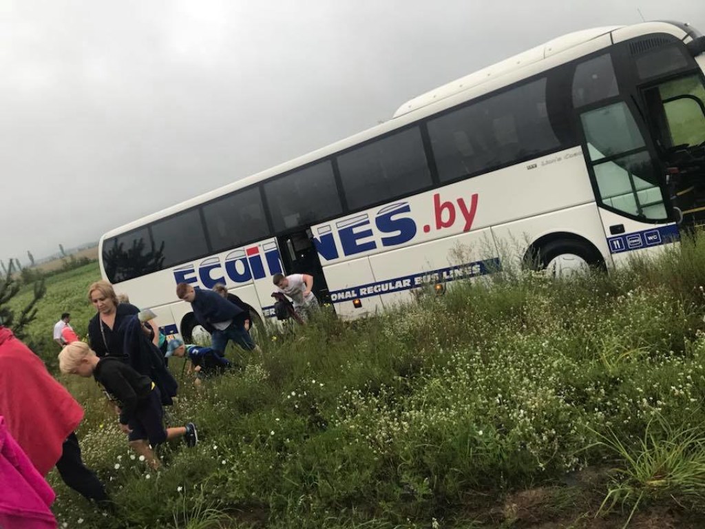 Водитель уснул: Под Киевом автобус с пассажирами из Беларуси слетел в кювет (ФОТО, ВИДЕО)