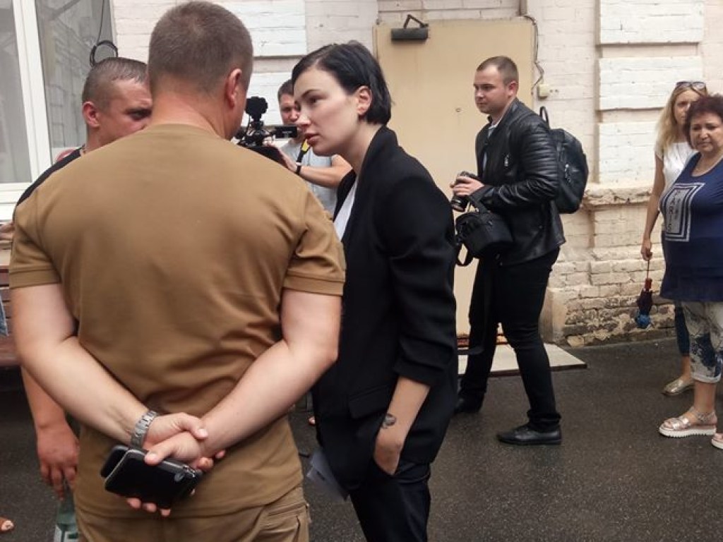 Анастасию Приходько задержала полиция, когда она ехала на суд против политической рекламы Порошенко (ФОТО)
