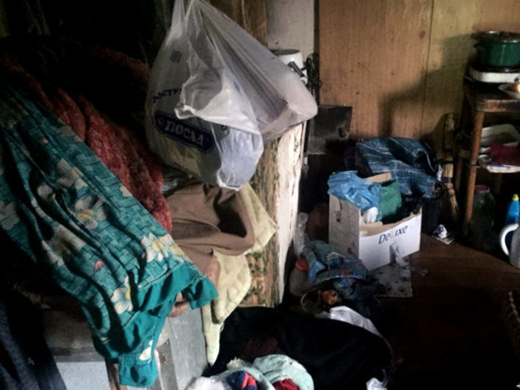 Жительница Харьковской области растила детей без еды в грязной комнате (ФОТО)