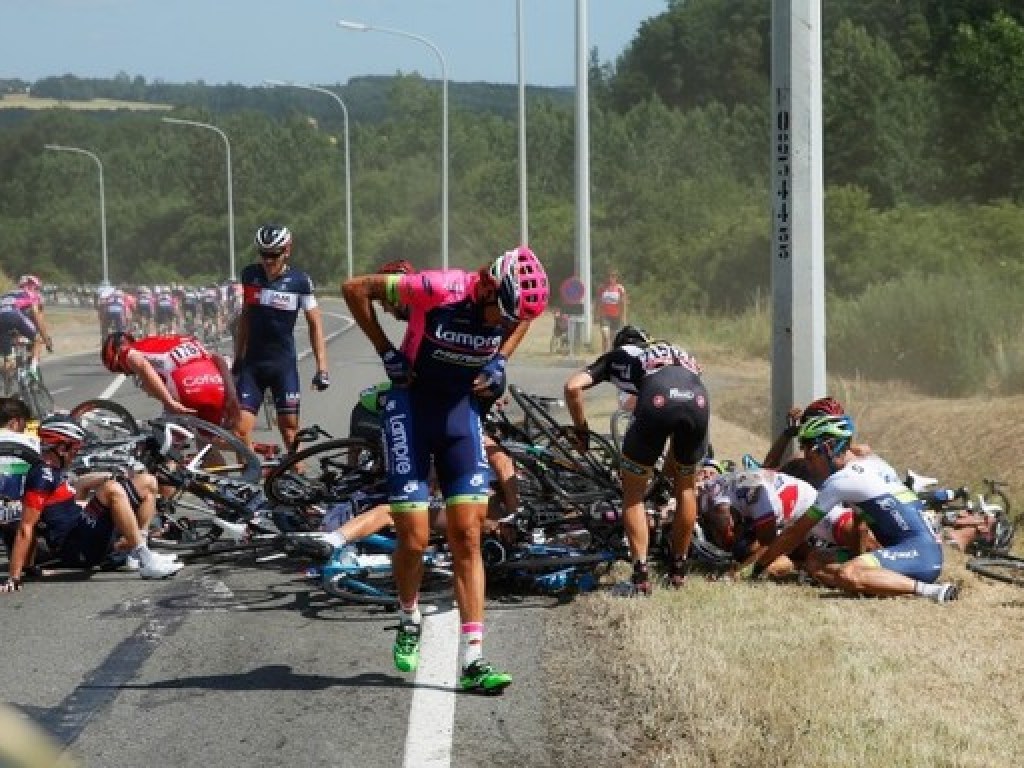 Атака фермеров: велогонки «Тур де Франс» приостановили из-за акции протеста