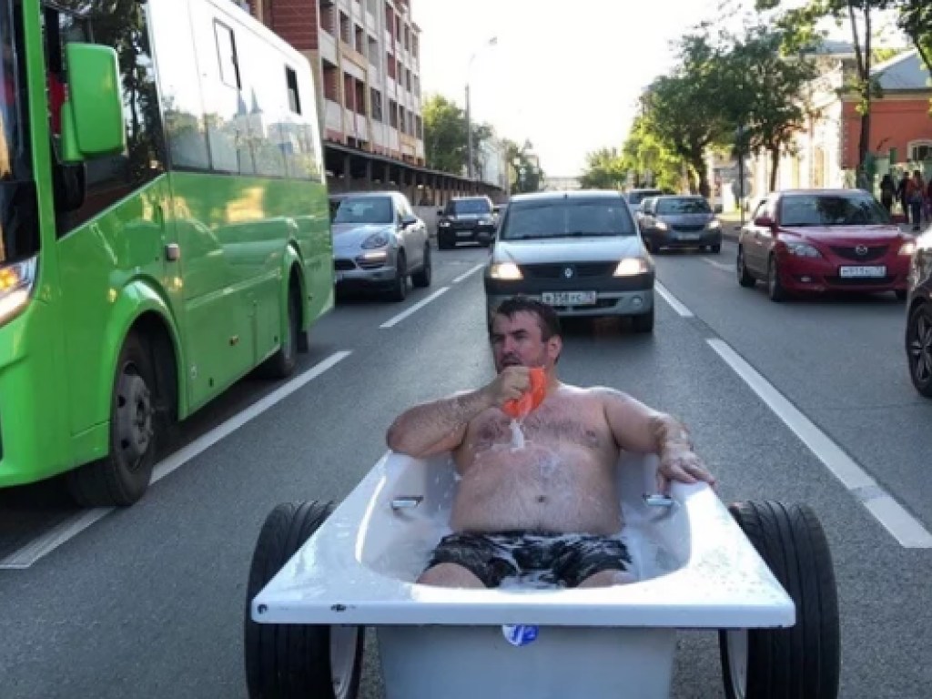 Полуобнаженный мужчина прокатился по улицам в ванной (ФОТО)