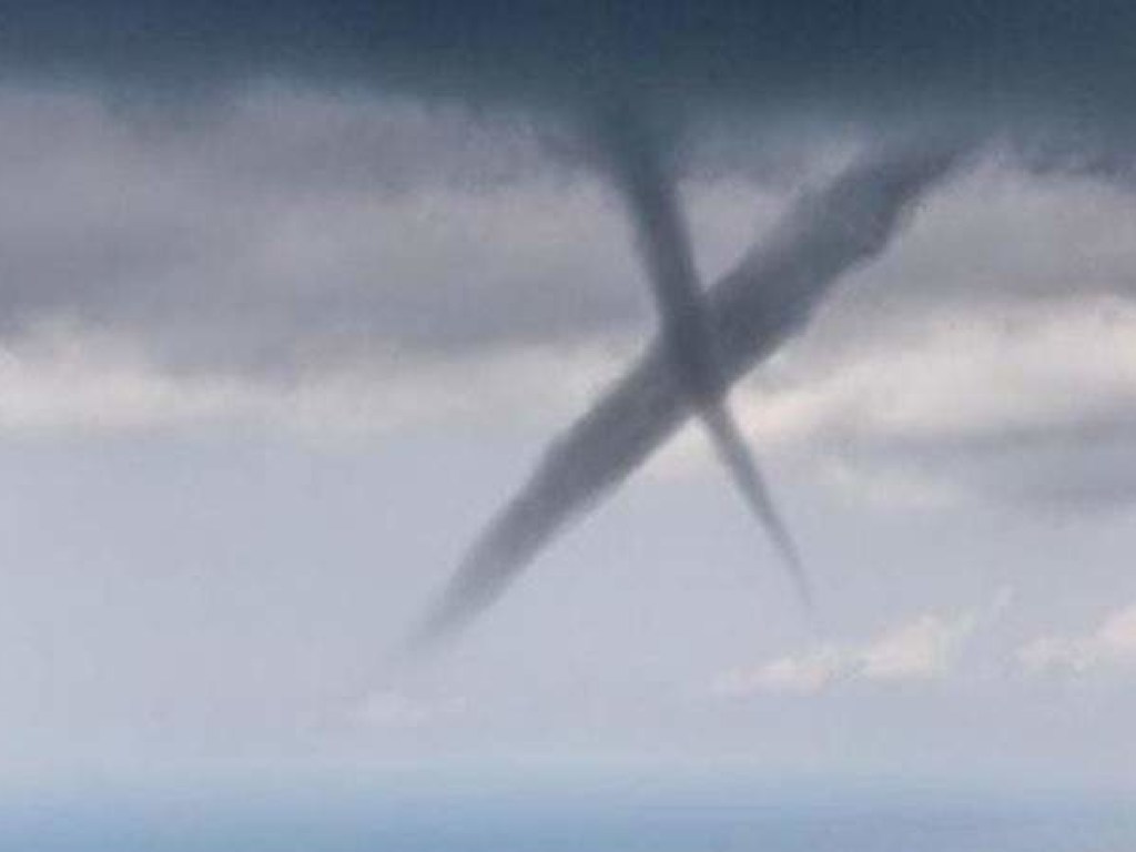 В Италии на небе сфотографировали огромный крест (ФОТО)