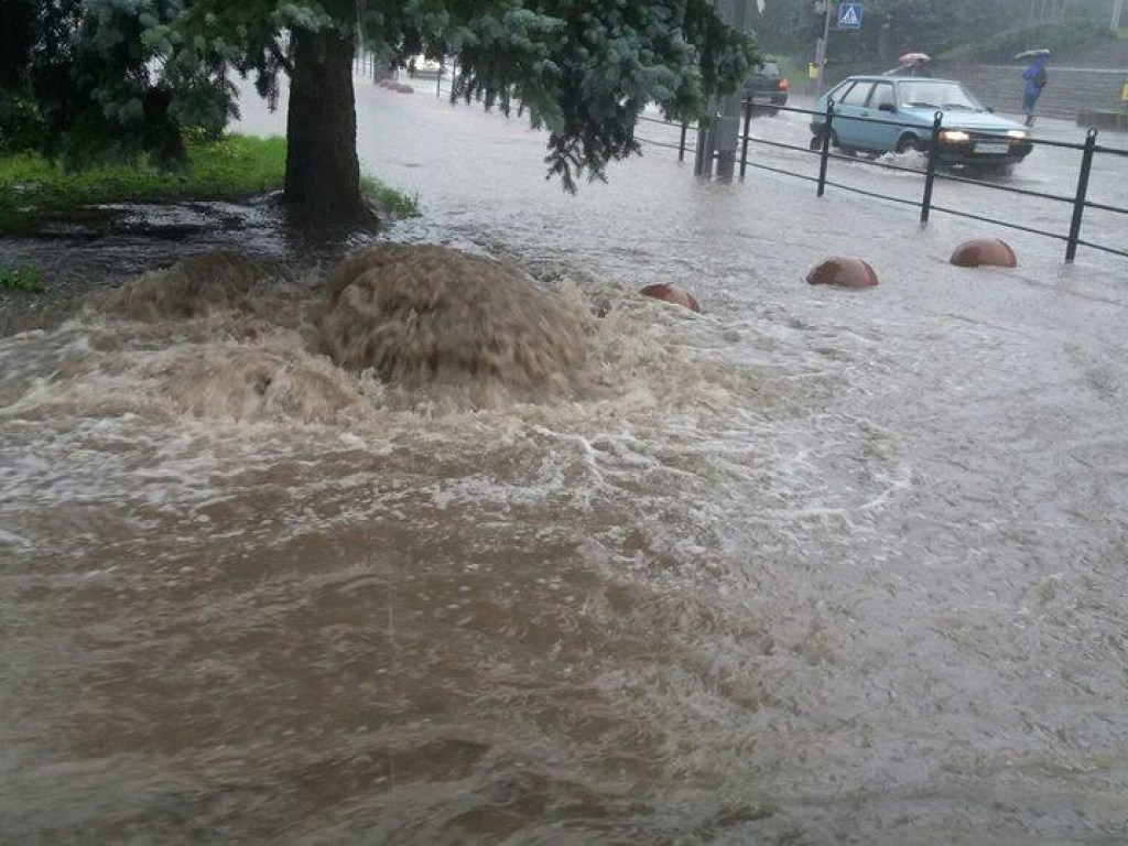 В Тернополе из-за сильного ливня на центральных улицах образовались «озера» (ФОТО, ВИДЕО)