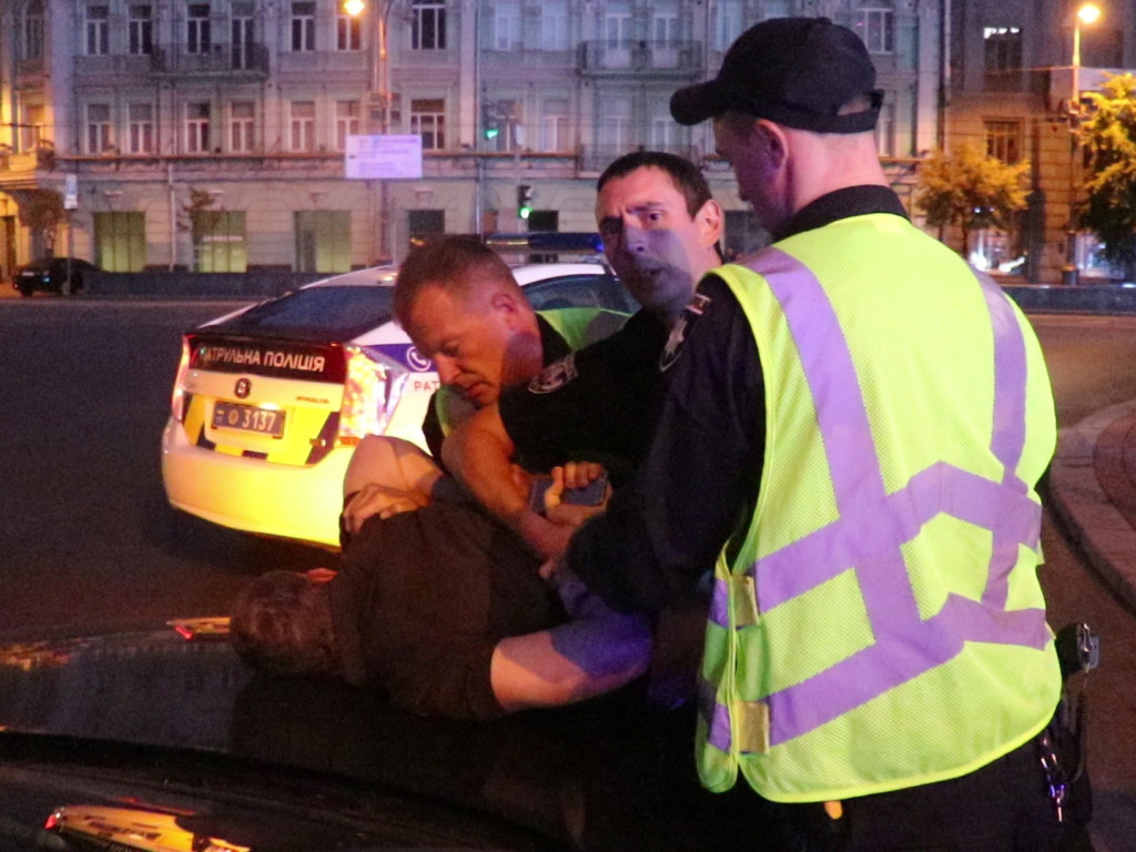 В центре Киева «авторитет» защищал пьяных нарушителей на Audi (ФОТО)