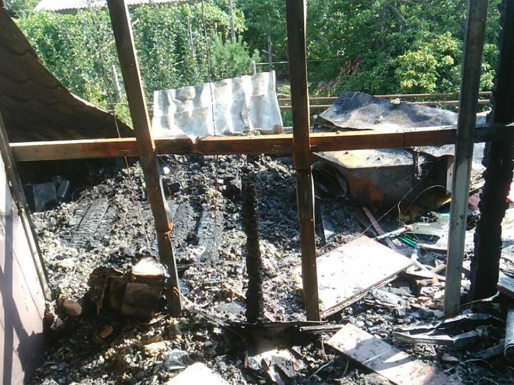 В Запорожье загорелся двухэтажный жилой дом: пострадал мужчина (ФОТО)