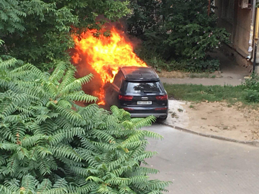 В Одессе дотла сгорел дорогой автомобиль (ФОТО)