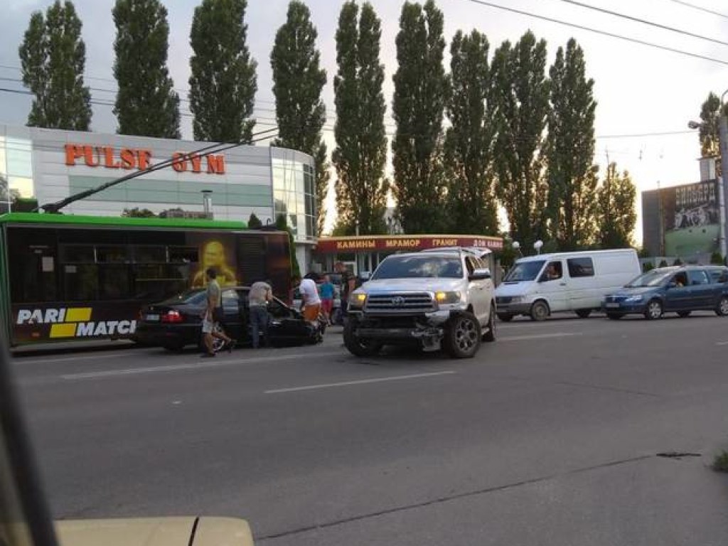 В Харькове иномарка на полном ходу врезалась в автобусную остановку: есть пострадавший (ФОТО)