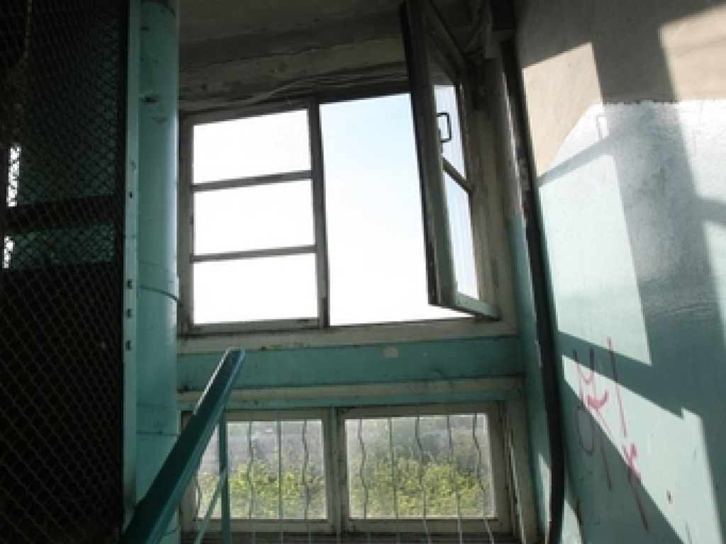 В Житомире пациент больницы выбросился из окна шестого этажа