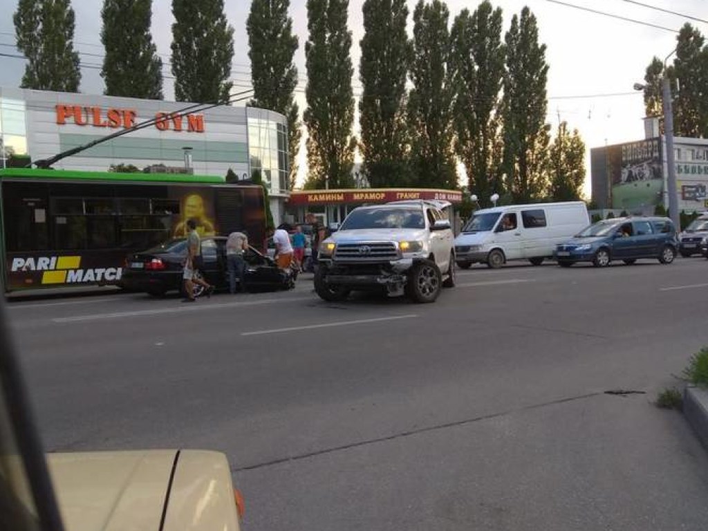 ДТП в Харькове: дорогу не поделили Toyota и ВМW (ФОТО)