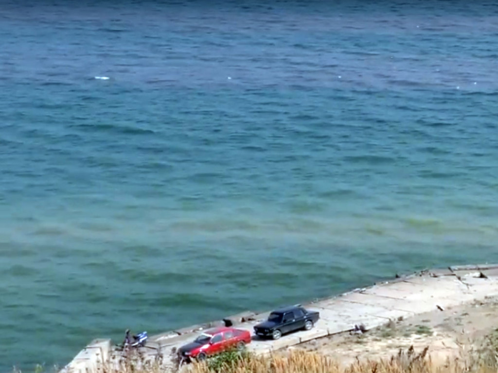 На курорте в Одесской области в море попали фекалии с очистительной станции (ФОТО)