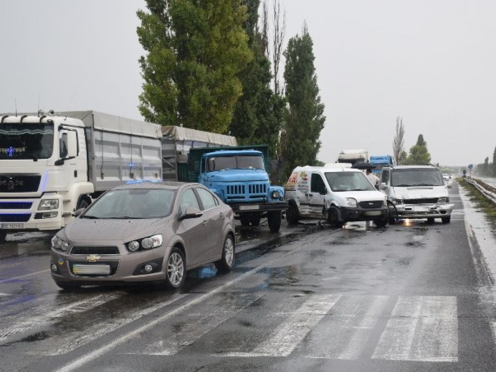 Под Николаевом столкнулись 4 автомобиля, на трассе образовалась пробка (ФОТО)