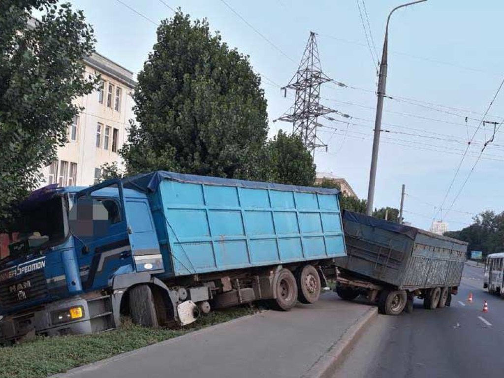 В Харькове грузовик с прицепом вылетел на обочину (ФОТО)