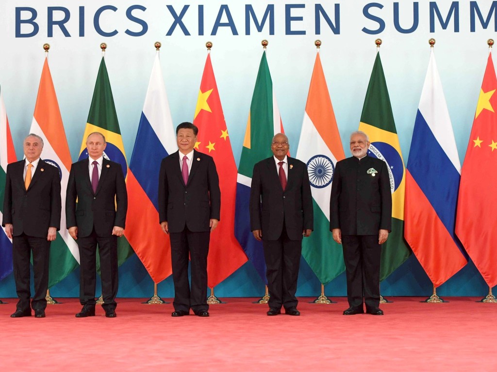 Международный конфуз: Лидеры стран БРИКС не смогли найти флаги своих стран во время совместного фото (ВИДЕО)