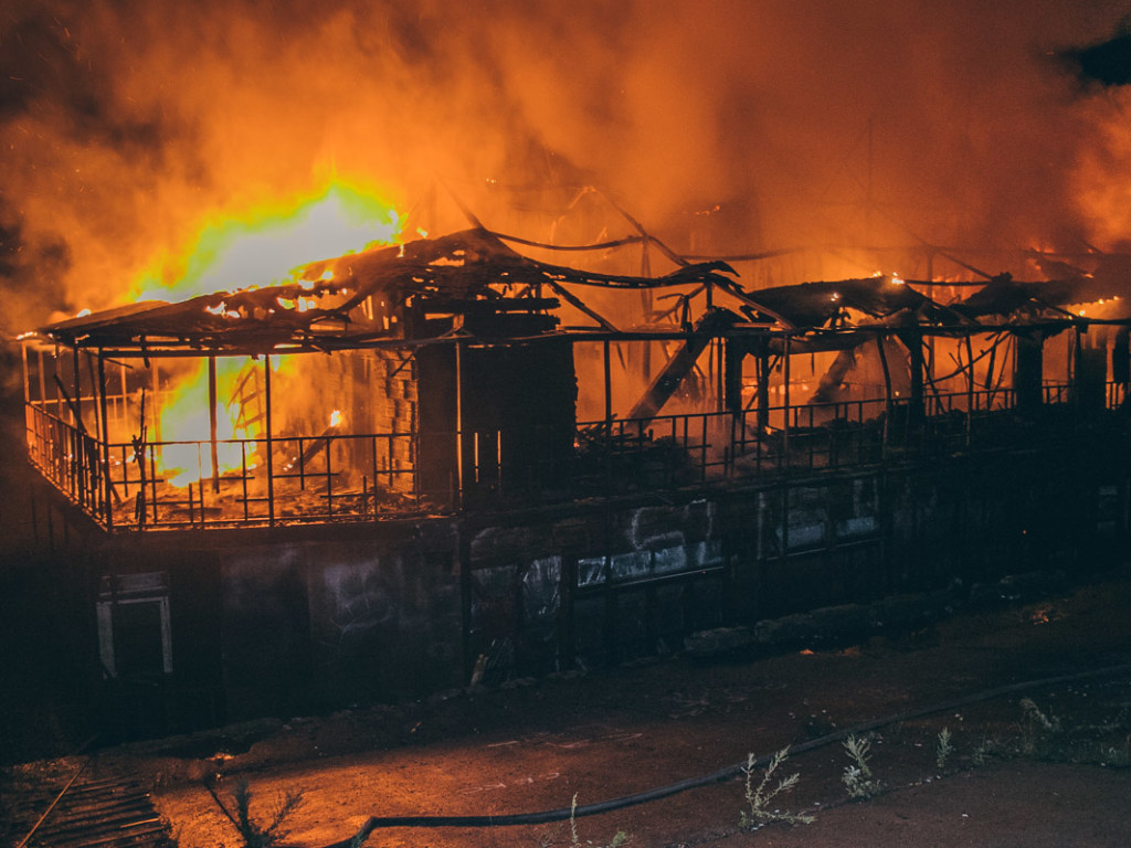В Киеве возле Рыбальского острова дотла выгорела баржа (ФОТО, ВИДЕО)