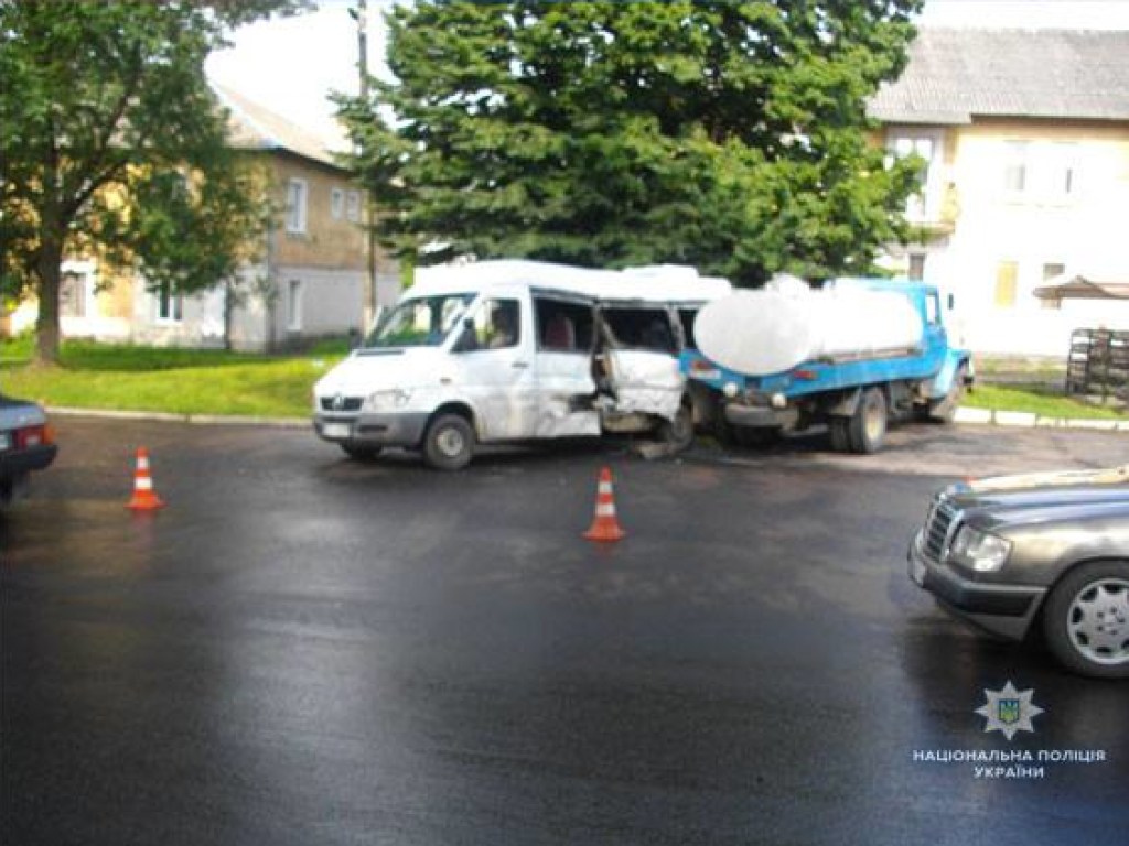 Во Львовской области молоковоз протаранил Mercedes Sprinter (ФОТО)