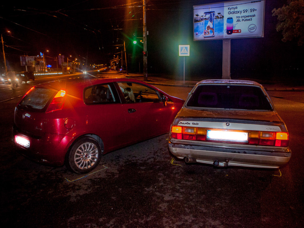 В Днепре столкнулись Audi и Fiat: водители не поняли сигналов светофора (ФОТО)