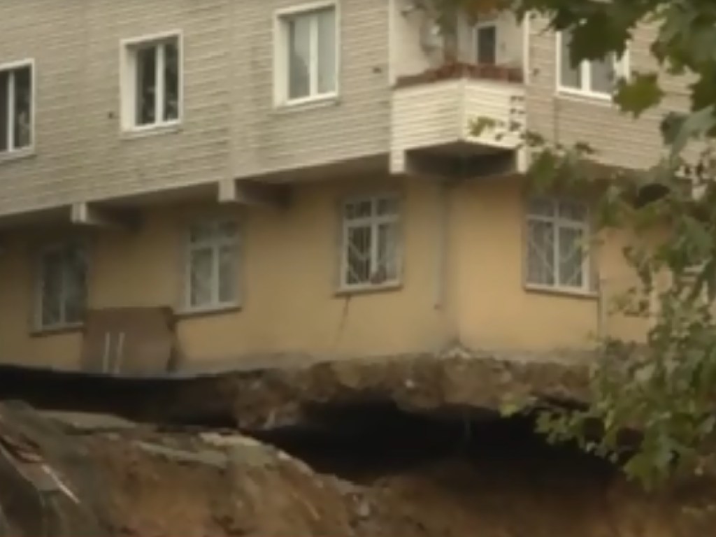 Из-за продолжительных ливней в Стамбуле рухнул жилой дом (ВИДЕО)