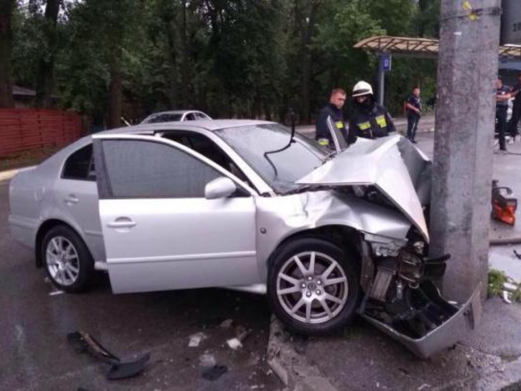 В Днепре водитель Skoda Octavia врезался в электроопору, травмированы двое детей (ФОТО)