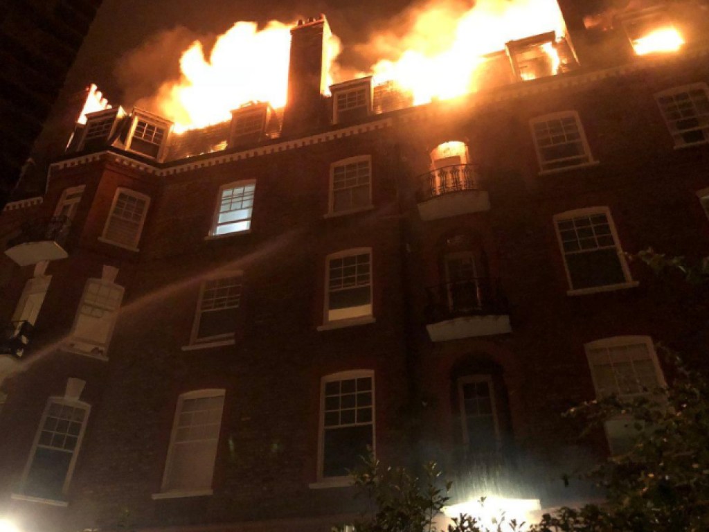 В Лондоне пылало историческое здание: эвакуированы полсотни человек (ФОТО)