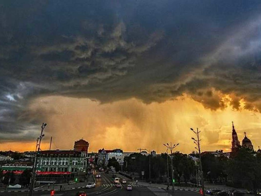 Харьковчане восхитились атмосферным фото приближающегося дождя над городом (ФОТО)