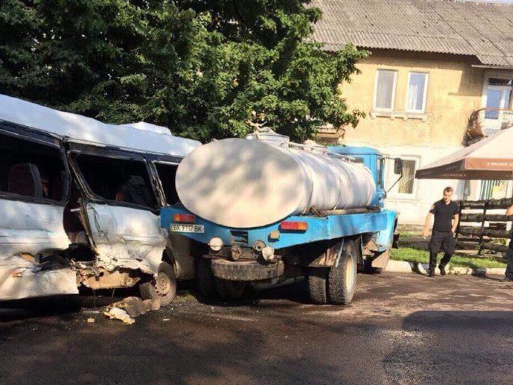 В ДТП пострадал ребенок: во Львовской области столкнулись Mercedes Sprinter и молоковоз (ФОТО)