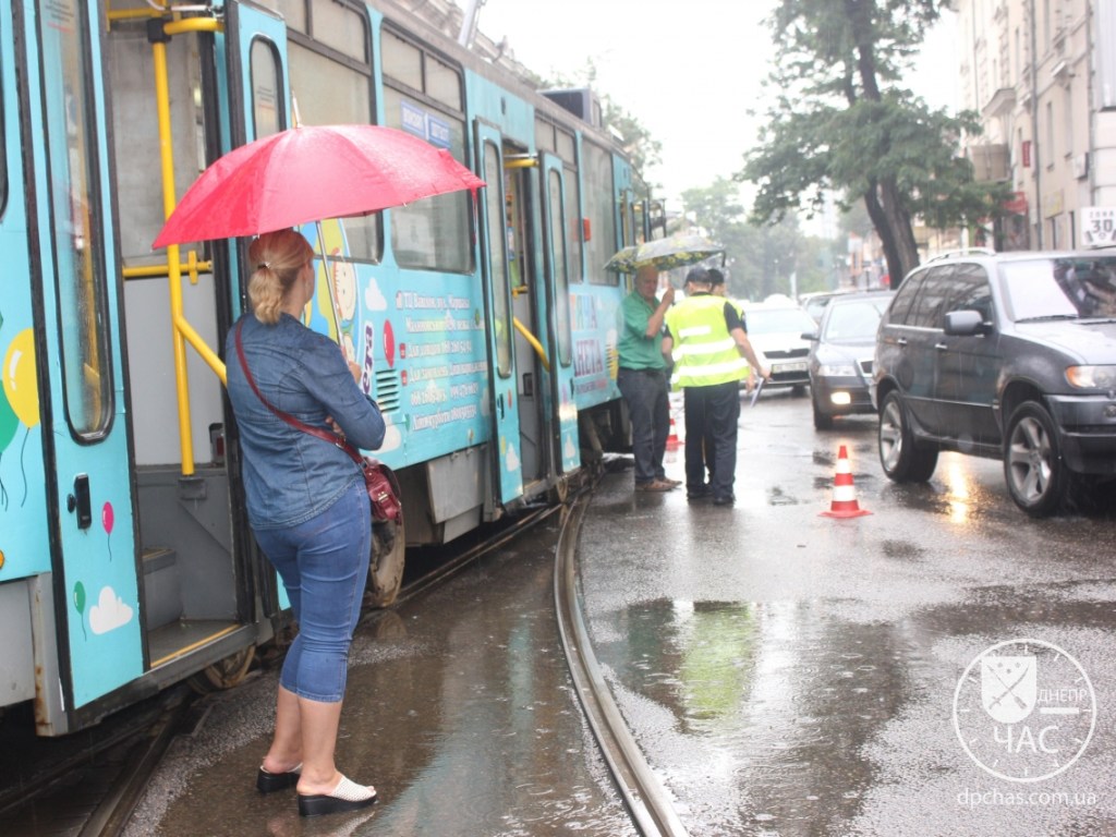 ДТП в центре Днепра: из-за дождя трамвай ударил автомобиль (ФОТО)