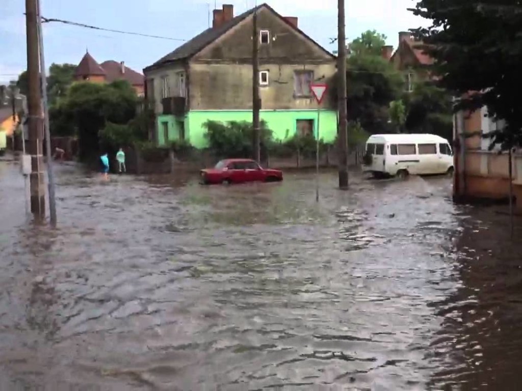 В Черновцах в очередной раз затопило тротуары и проезжую часть (ВИДЕО)