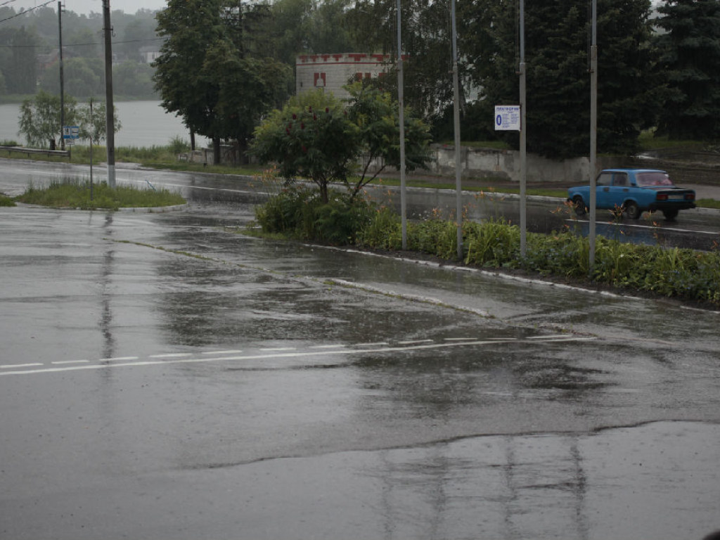 На автодороге Харьков-Днепр начался проливной дождь, движение транспорта затруднено (ВИДЕО)