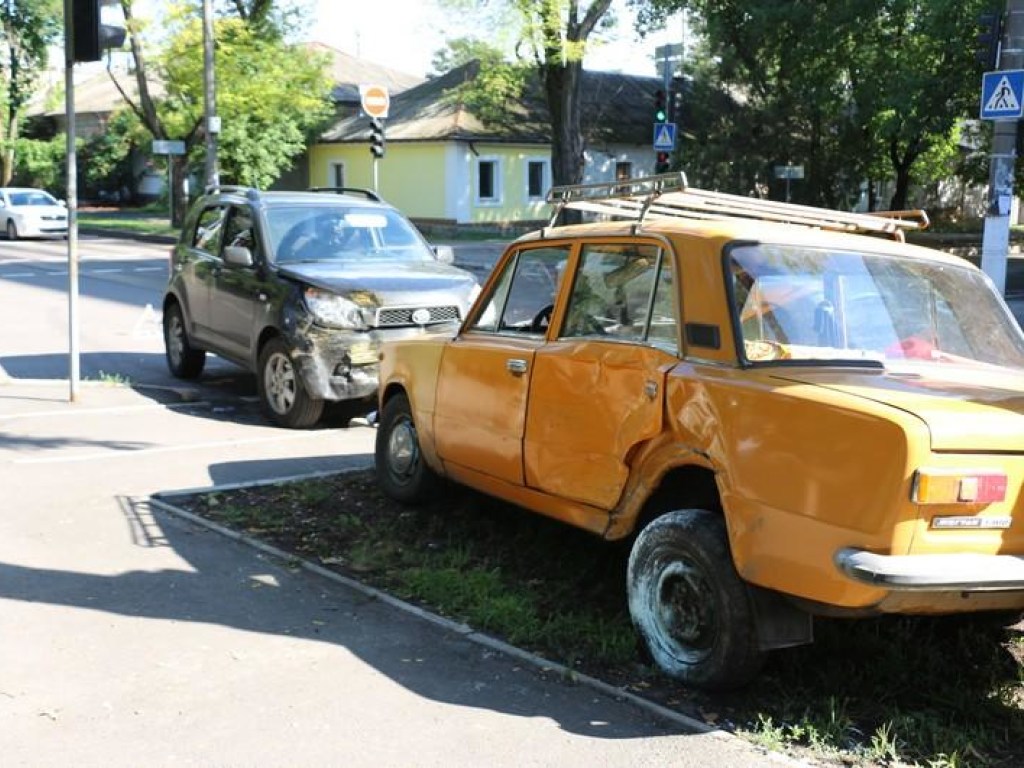 В Николаеве после столкновения «Жигули» отбросило на бордюр (ФОТО)