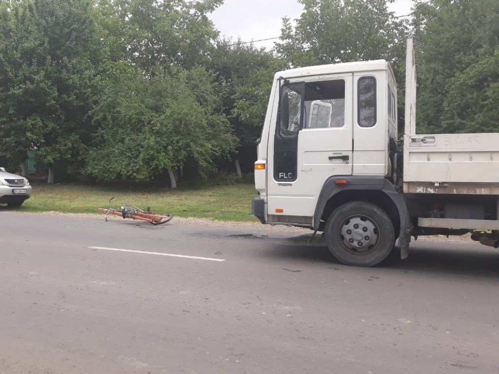 Под Одессой грузовик сбил велосипедиста (ФОТО)