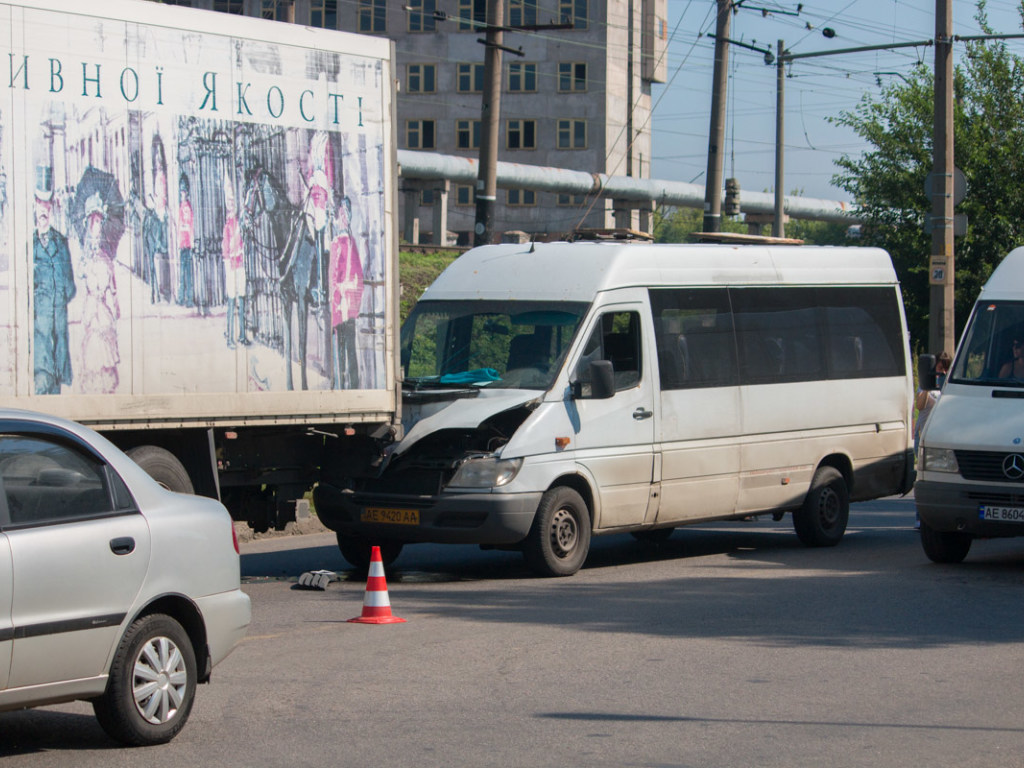 В Днепре в фуру «Новой почты» въехала маршрутка: пострадали 4 человека (ФОТО)