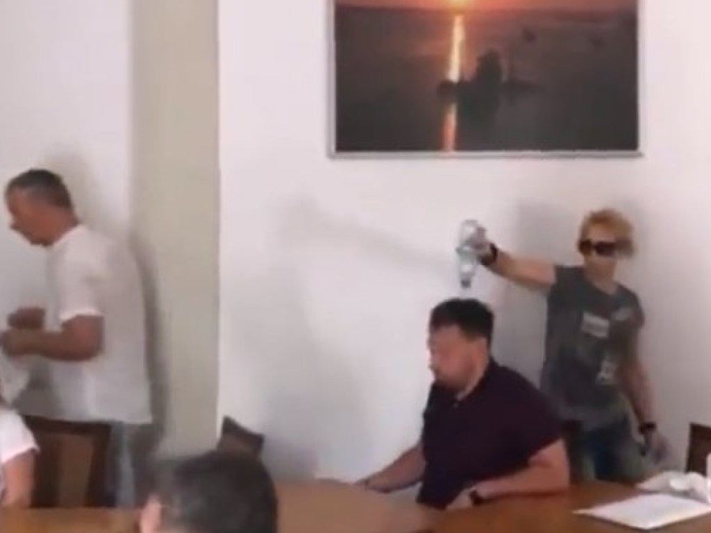В Николаевском горсовете общественница облила депутата водой (ФОТО)
