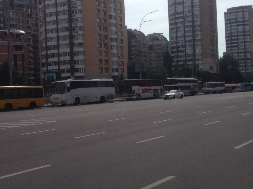 «Караван» припаркованных автобусов увидели на столичном Печерске (ФОТО)