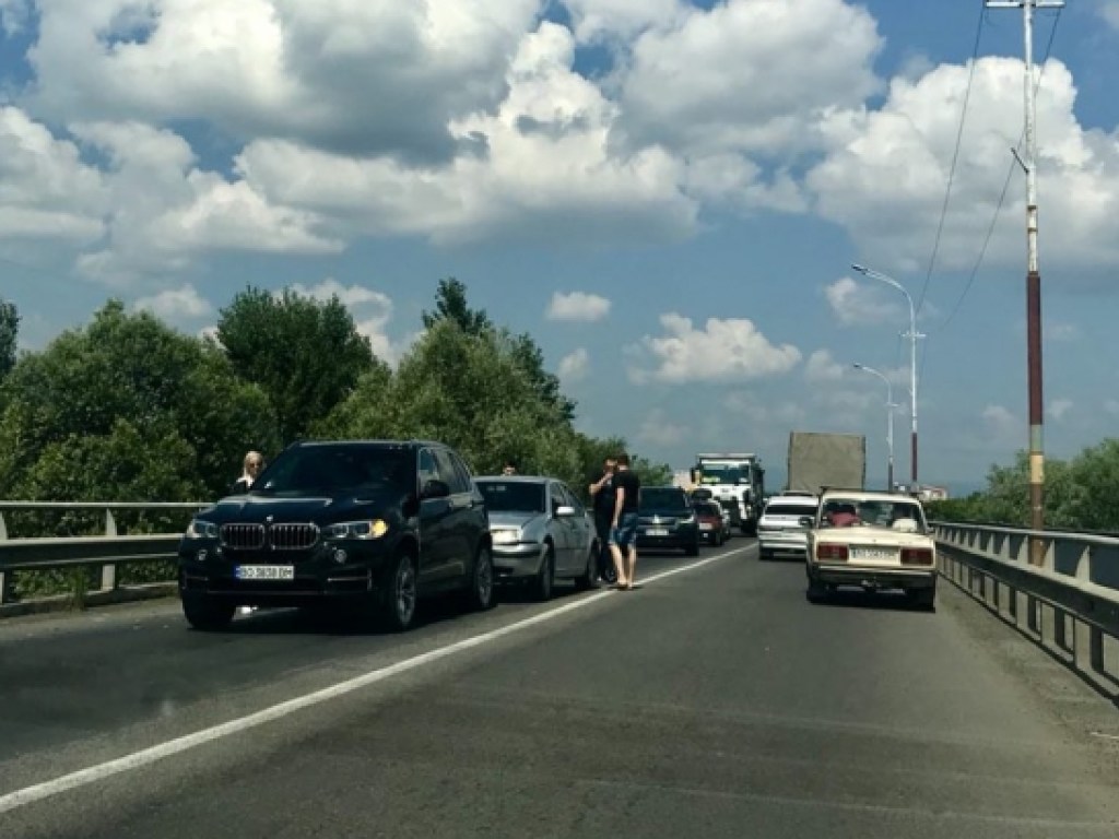 В Мукачево на мосту столкнулись автомобили BMW, KIA и Volkswagen (ФОТО)